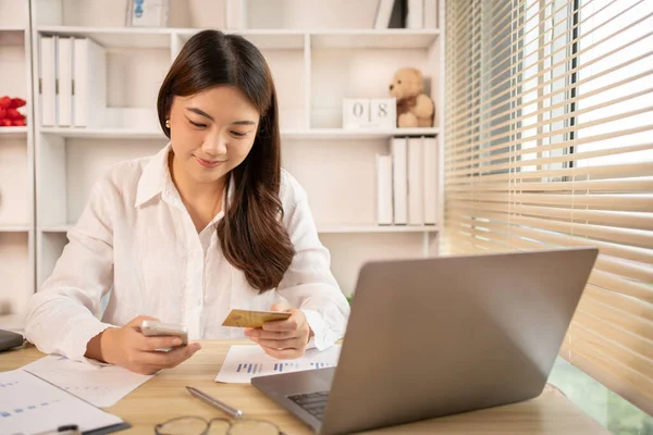 Kadınlar online alışverişleri kaydetmek için akıllı telefonu kredi kartı ödemeleri, akıllı telefonları işletme veya çevrimiçi finansal işlemler için kullanma teknolojisi, çevrimiçi alışveriş ve çevrimiçi bankacılık kavramını kullanarak kullanırlar..