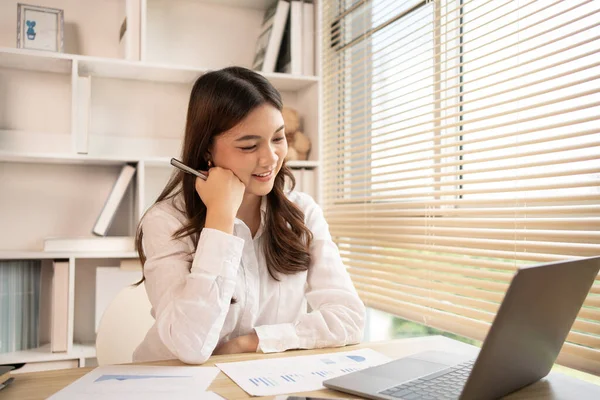 Woman Using Laptop Work Homework Home Smiling Face Her Office Royaltyfria Stockfoton