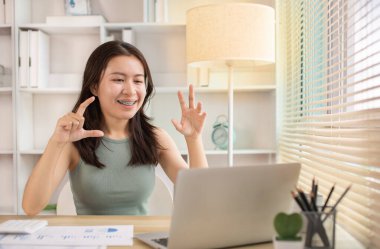 Evden Çalışan Genç Kadın, Ofisteki Müşteriyle Video Görüşmesi, Uzaktan İş İletişimi, Uzaktan Muhabere, Ofis Müşterisiyle Sanal Video Görüşmesi, Ev Konseptinden Çalışma.