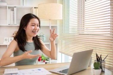 Evden Çalışan Genç Kadın, Ofisteki Müşteriyle Video Görüşmesi, Uzaktan İş İletişimi, Uzaktan Muhabere, Ofis Müşterisiyle Sanal Video Görüşmesi, Ev Konseptinden Çalışma.