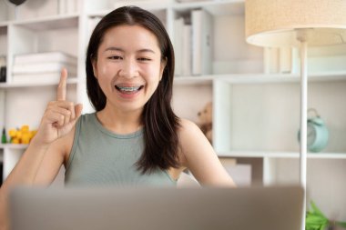 Evden Çalışan Genç Kadın, Ofisteki Müşteriyle Video Görüşmesi, Uzaktan İş İletişimi, Uzaktan Muhabere, Ofis Müşterisiyle Sanal Video Görüşmesi, Ev Konseptinden Çalışma.