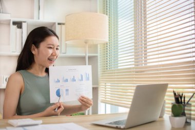 Evden Çalışan Genç Kadın, Ofisteki Müşteriyle Video Görüşmesi, Uzaktan İş İletişimi, Uzaktan Muhabere, Ofis Müşterisiyle Sanal Video Görüşmesi, Ev Konseptinden Çalışma.