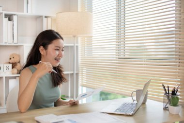 Evden Çalışan Genç Kadın, Ofisteki Müşteriyle Video Görüşmesi, Uzaktan İş İletişimi, Uzaktan Muhabere, Ofis Müşterisiyle Sanal Video Görüşmesi, Ev Konseptinden Çalışma.