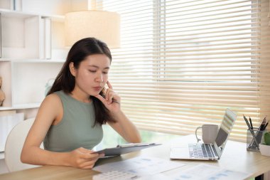 Evden Çalışan Genç Kadın, Ofisteki Müşteriyle Video Görüşmesi, Uzaktan İş İletişimi, Uzaktan Muhabere, Ofis Müşterisiyle Sanal Video Görüşmesi, Ev Konseptinden Çalışma.