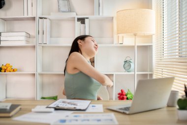 İşten sonra dinlenen, gevşemiş, gevşemiş genç bir kadın..