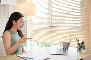 Evden Çalışan Genç Kadın, Ofisteki Müşteriyle Video Görüşmesi, Uzaktan İş İletişimi, Uzaktan Muhabere, Ofis Müşterisiyle Sanal Video Görüşmesi, Ev Konseptinden Çalışma.