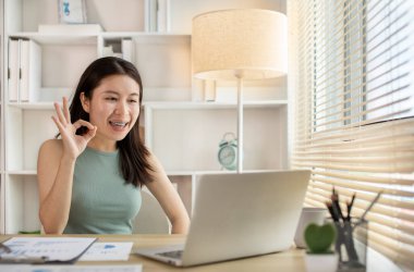 Evden Çalışan Genç Kadın, Ofisteki Müşteriyle Video Görüşmesi, Uzaktan İş İletişimi, Uzaktan Muhabere, Ofis Müşterisiyle Sanal Video Görüşmesi, Ev Konseptinden Çalışma.