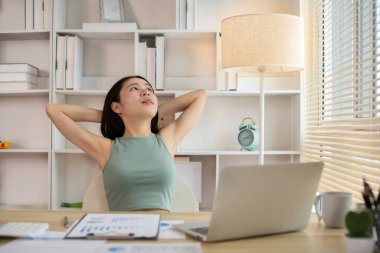 Asyalı kadın çalışanlar yapılan hatalar, umutsuzluk ya da hayal kırıklığı, üzüntü duygusu, acı çekme, umutsuzluk, başarısızlık, felaket, iflas, korkmuş, panik, hayatın başarısızlığı....