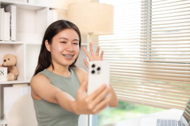 Genç Kadın Çalışma Sonrası Selfie Çekiyor Modern Ofis Ayarları - Ofis Yaşam Tarzı, Kendine güven ve Kendini İfade Etme.