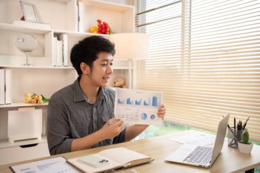 Evden Çalışan Adam, dizüstü bilgisayardaki müşterilerle video görüşmesi, Uzaktan İş İletişimi, Profesyonel Telekomünikasyon, Ofis Müşterisiyle Sanal Video Görüşmesi, Ev Konseptinden İş.