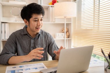 Evden Çalışan Adam, dizüstü bilgisayardaki müşterilerle video görüşmesi, Uzaktan İş İletişimi, Profesyonel Telekomünikasyon, Ofis Müşterisiyle Sanal Video Görüşmesi, Ev Konseptinden İş.