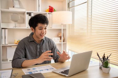 Evden Çalışan Adam, dizüstü bilgisayardaki müşterilerle video görüşmesi, Uzaktan İş İletişimi, Profesyonel Telekomünikasyon, Ofis Müşterisiyle Sanal Video Görüşmesi, Ev Konseptinden İş.