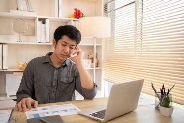 Kurumsal Ofiste Mali Kayıplarla Yüzleşen Genç İşadamı, Ekonomik Gerileme, Stres ve Para Sorunları, Endişe ve Endişe Konsepti ile Uğraşan Depresyonlu Adam.