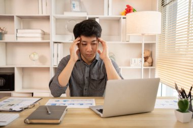 Kurumsal Ofiste Mali Kayıplarla Yüzleşen Genç İşadamı, Ekonomik Gerileme, Stres ve Para Sorunları, Endişe ve Endişe Konsepti ile Uğraşan Depresyonlu Adam.