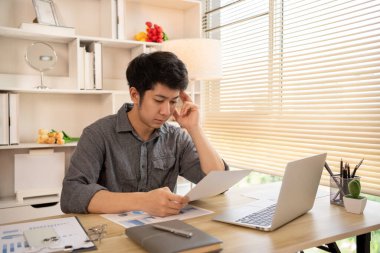 Kurumsal Ofiste Mali Kayıplarla Yüzleşen Genç İşadamı, Ekonomik Gerileme, Stres ve Para Sorunları, Endişe ve Endişe Konsepti ile Uğraşan Depresyonlu Adam.