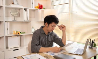 Kurumsal Ofiste Mali Kayıplarla Yüzleşen Genç İşadamı, Ekonomik Gerileme, Stres ve Para Sorunları, Endişe ve Endişe Konsepti ile Uğraşan Depresyonlu Adam.