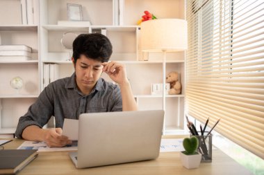 Kurumsal Ofiste Mali Kayıplarla Yüzleşen Genç İşadamı, Ekonomik Gerileme, Stres ve Para Sorunları, Endişe ve Endişe Konsepti ile Uğraşan Depresyonlu Adam.