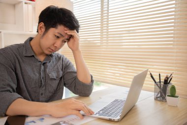 Kurumsal Ofiste Mali Kayıplarla Yüzleşen Genç İşadamı, Ekonomik Gerileme, Stres ve Para Sorunları, Endişe ve Endişe Konsepti ile Uğraşan Depresyonlu Adam.