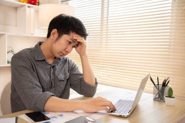 Kurumsal Ofiste Mali Kayıplarla Yüzleşen Genç İşadamı, Ekonomik Gerileme, Stres ve Para Sorunları, Endişe ve Endişe Konsepti ile Uğraşan Depresyonlu Adam.