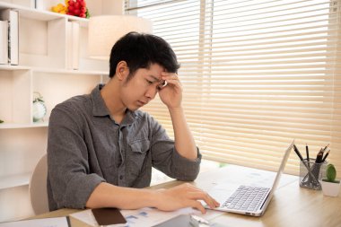 Kurumsal Ofiste Mali Kayıplarla Yüzleşen Genç İşadamı, Ekonomik Gerileme, Stres ve Para Sorunları, Endişe ve Endişe Konsepti ile Uğraşan Depresyonlu Adam.