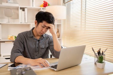 Kurumsal Ofiste Mali Kayıplarla Yüzleşen Genç İşadamı, Ekonomik Gerileme, Stres ve Para Sorunları, Endişe ve Endişe Konsepti ile Uğraşan Depresyonlu Adam.