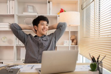 Genç adam işten sonra dinleniyor, gevşiyor, kendini esnetiyor..