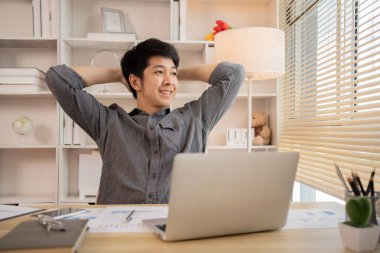 Genç adam işten sonra dinleniyor, gevşiyor, kendini esnetiyor..