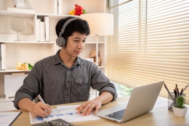 İnternette dizüstü bilgisayar kullanarak ders çalışmak, öğretmeninin evinde ders verdiği videoları ya da videoları izlemek, öğretmenin eğitimi sırasında yaptığı önemli konuşmaları ve mesajları not etmek.. 