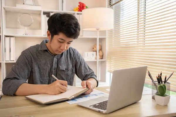 İnternette dizüstü bilgisayar kullanarak ders çalışmak, öğretmeninin evinde ders verdiği videoları ya da videoları izlemek, öğretmenin eğitimi sırasında yaptığı önemli konuşmaları ve mesajları not etmek.. 