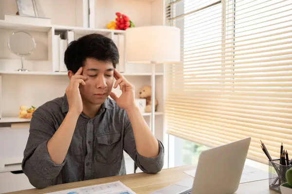 Kurumsal Ofiste Mali Kayıplarla Yüzleşen Genç İşadamı, Ekonomik Gerileme, Stres ve Para Sorunları, Endişe ve Endişe Konsepti ile Uğraşan Depresyonlu Adam.