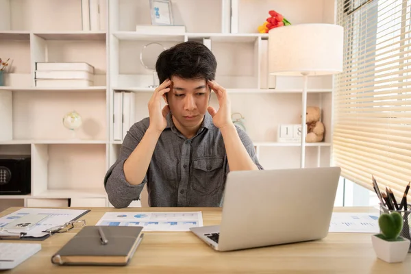 Kurumsal Ofiste Mali Kayıplarla Yüzleşen Genç İşadamı, Ekonomik Gerileme, Stres ve Para Sorunları, Endişe ve Endişe Konsepti ile Uğraşan Depresyonlu Adam.