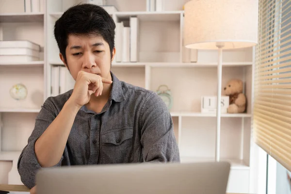 Kurumsal Ofiste Mali Kayıplarla Yüzleşen Genç İşadamı, Ekonomik Gerileme, Stres ve Para Sorunları, Endişe ve Endişe Konsepti ile Uğraşan Depresyonlu Adam.