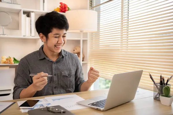 Son derece mutlu, gülümseyen genç adam sınavları geçmekten ya da iyi notlardan memnun ya da şaşırmış başarılı olmak seni mutlu ediyor, gülümsüyor ve başarı için bağırıyor, kazanan hareketi yapıyor, evet..