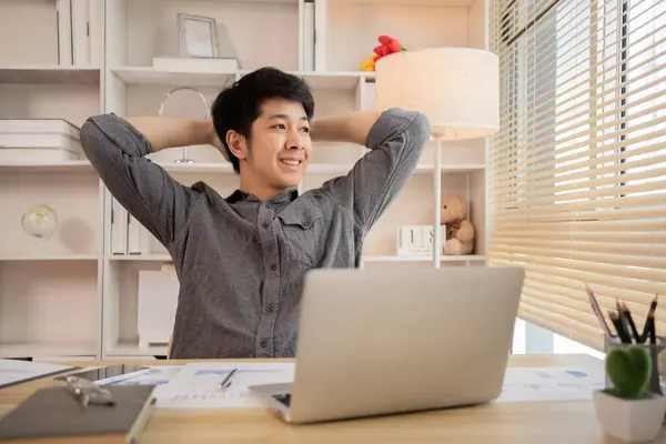 Genç adam işten sonra dinleniyor, gevşiyor, kendini esnetiyor..