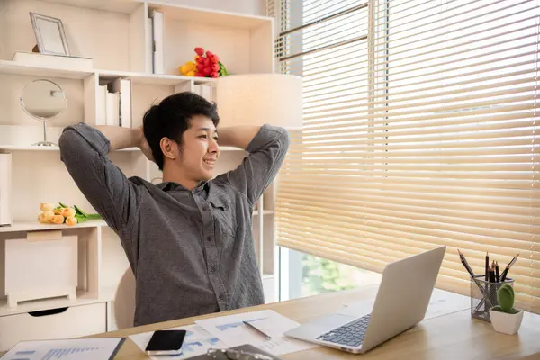 Genç adam işten sonra dinleniyor, gevşiyor, kendini esnetiyor..