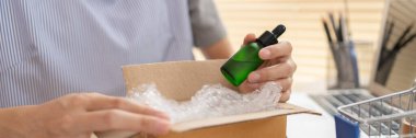 Paketleme kutusu, ürünleri posta kutularına koyup müşterilere dağıtma, online ürün satma, serbest çalışma..