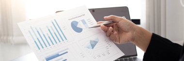 Pazarlama müdürü şirketin finansal gelir grafiğini analiz ederek şirketin yapısını gelecekte ekonomiye hazır hale getirmek için geliştirdi. Mali sonuçlar analiz kavramı.