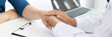 Kadın doktorlar kalp atışlarını ölçmek için kan basıncı monitörleri ve steteskop kullanırlar. Hastanın hastalığını modern bir hastane laboratuvarında, tıbbi tedavi ve sağlık konseptinde teşhis ederler..