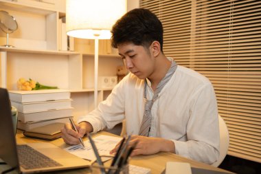 İşadamı veri grafiklerini analiz eder ve gecenin bir yarısı kişisel ofisinde çalışır..