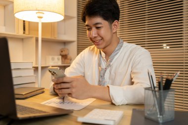 Cep telefonunda sohbet ya da mesaj yazan adam, Smartphone 'da Sohbet Mesajı Yazan adam, Dijital İletişim, İnternet ağının akıllı telefonu ile iletişim.