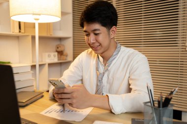 Cep telefonunda sohbet ya da mesaj yazan adam, Smartphone 'da Sohbet Mesajı Yazan adam, Dijital İletişim, İnternet ağının akıllı telefonu ile iletişim.