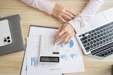 Gelir vergisi ve şirket gelirlerini özel ofis, Finans, Muhasebe, Tex, İstatistiksel emlak yatırımlarına ilişkin grafikler hesaplamak için el çabukluğu hesap makinesinin üst görünümü.