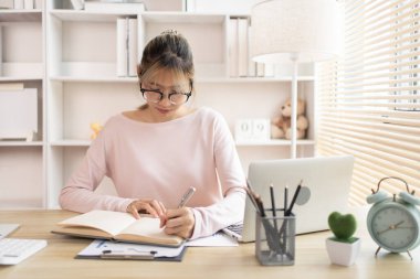 İnternette bilgisayar kullanarak çalışmak, çevrimiçi öğrenmek, öğretmenin eğitimi sırasında önemli konuşmaların ve mesajların notlarını almak. 