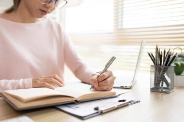 Not alıyorum, Yakın Çekim Not Defterine Önemli Bir Mesaj Yazıyor - İletişim, Önemli mesajların notlarını alın.