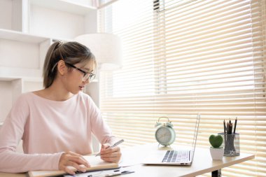 İnternette bilgisayar kullanarak çalışmak, çevrimiçi öğrenmek, öğretmenin eğitimi sırasında önemli konuşmaların ve mesajların notlarını almak. 
