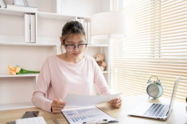 Düşünüyorum da, iş kadını veri grafiklerini analiz eder ve özenle ofisinde çalışır, ofiste çalışanlar, masadaki iş kadını....