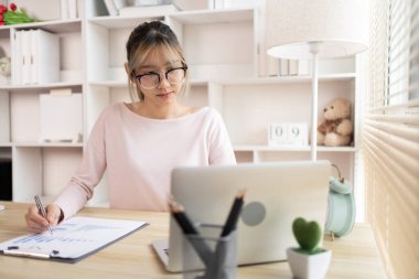 İş kadını veri grafiklerini analiz eder ve onun kişisel ofisinde çalışır. Ofiste çalışanlar, masasında çalışan işadamları..