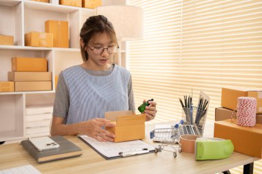 Paketleme kutusu, ürünleri posta kutularına koyup müşterilere dağıtma, online ürün satma, serbest çalışma..