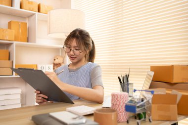 Ürün listesini kontrol edin, çevrimiçi satış işleri, küçük işletme sahipleri envanterleri kontrol ederek müşterilere uygun teslimat için hazırlıyorlar, Evden Çalışan: E-ticaret operasyonlarını yönetmek. 