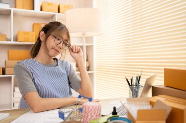 Düşünüyorum da, kadın internette ürün satma, başarıya giden yolu bulma, Çevrimiçi İş Başarı için Strateji geliştirme, internette ürün satma, yeni fikirler arama gibi fikirleri düşünüyor.?